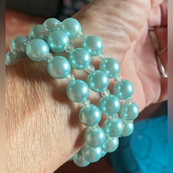 JEWELRY SALE!VTG beaded stretch bracelet,aqua pearls,3-D gold/aqua enamel flower - Picture 3 of 7